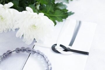 白い菊の花とご霊前の封筒