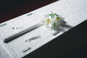白い百合が乗っている棺