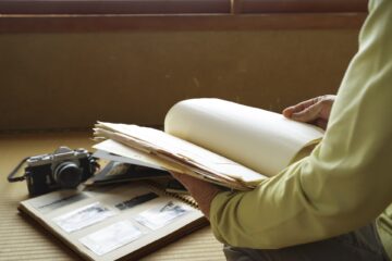 遺品整理で思い出にひたる老人