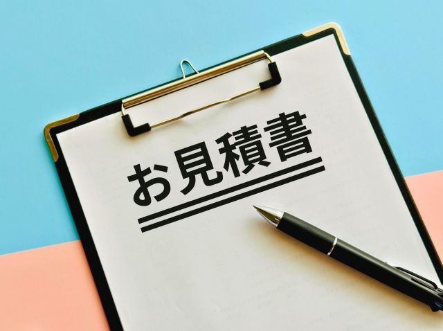 お見積もりが書かれたファイルとボールペン