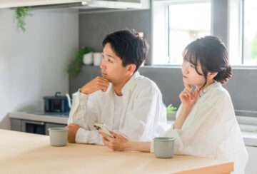 ダイニングで悩んでいる日本人夫婦