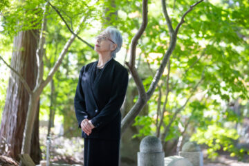 お葬式・葬儀に来た高齢者女性